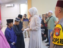 Hadirkan Hangatnya Ramadan, Kapolres Sigi dan Ketua Bhayangkari Cabang Sigi Santuni Anak Yatim