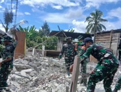 Danramil 1306-02/Biromaru Pimpin Kerja Bakti Bantu Warga Lembantongoa Bersihkan Puing Pascagempa